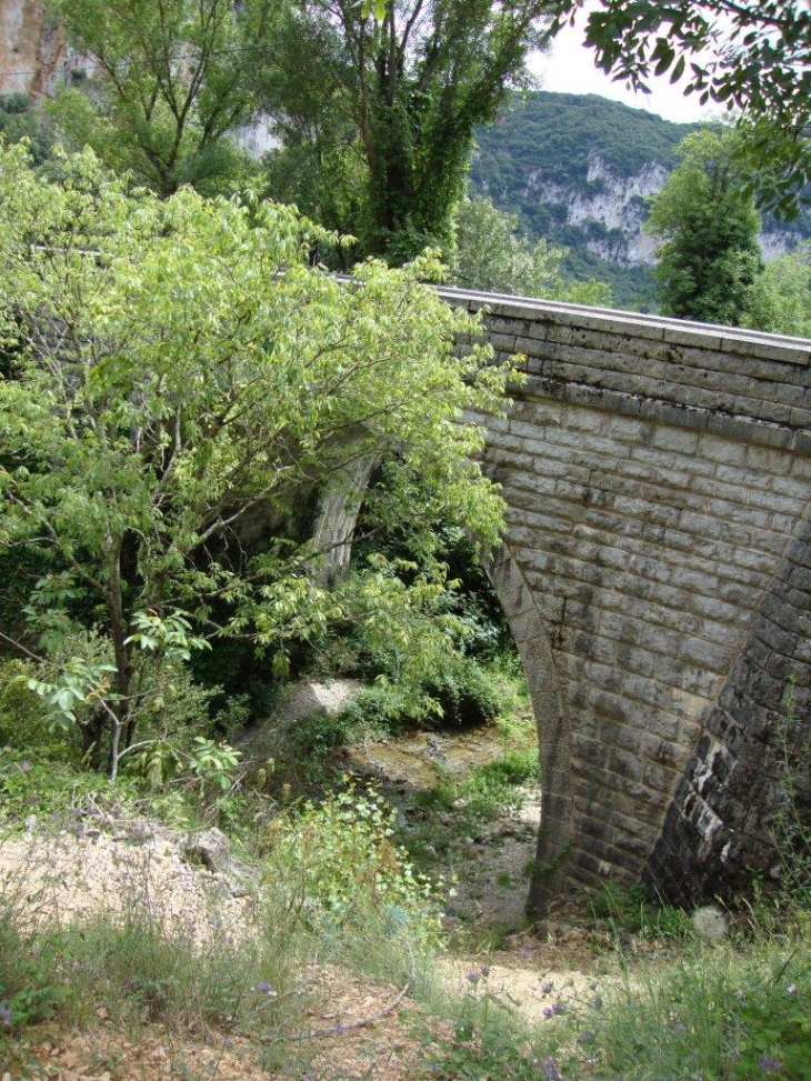 Vallon-Pont-d'Arc (07150) rivière le Tioure, le pont