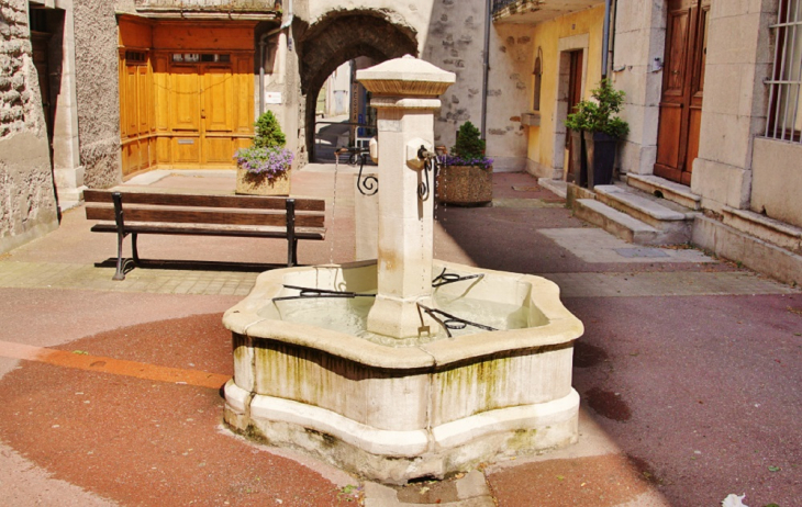 Fontaine - Villeneuve-de-Berg