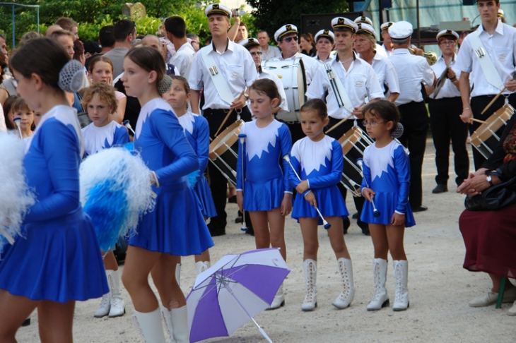 Les petites majorettes et la fanfare  la St Jean à St Philibert - Albon