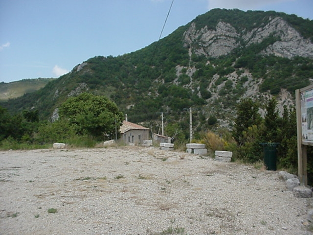 Le parcking de la mairie - Izon-la-Bruisse