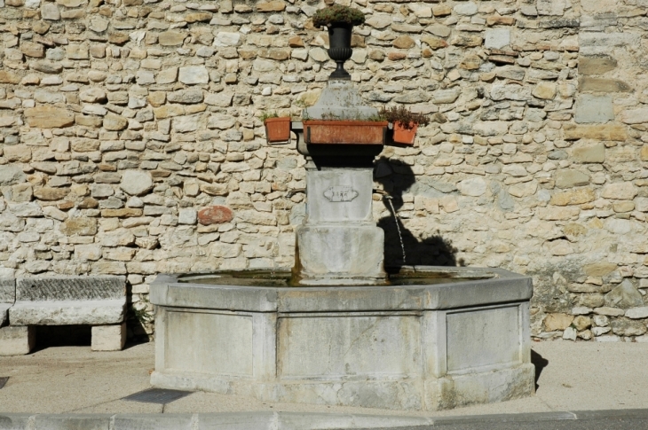 Fontaine de la place du village - Le Pègue