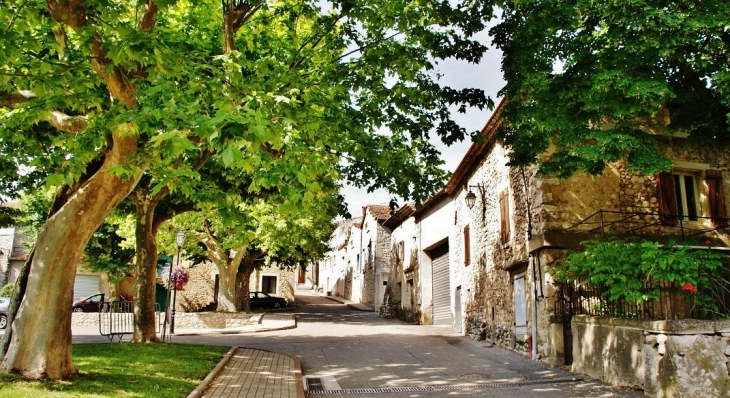 Le Village - Les Granges-Gontardes