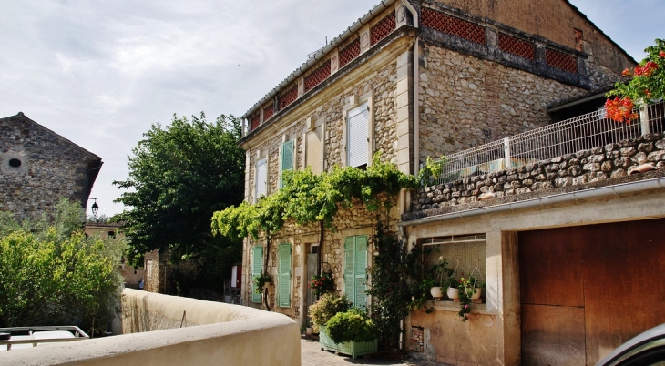 Le Village - Les Granges-Gontardes