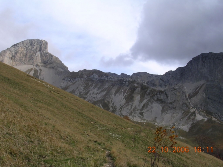 Le rocher rond à gauche vu depuis le fleyrard - Lus-la-Croix-Haute