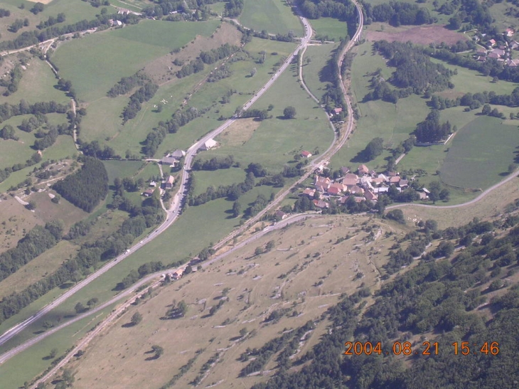 Vue hélico hameau les Lussettes & le logis de l'ours - Lus-la-Croix-Haute