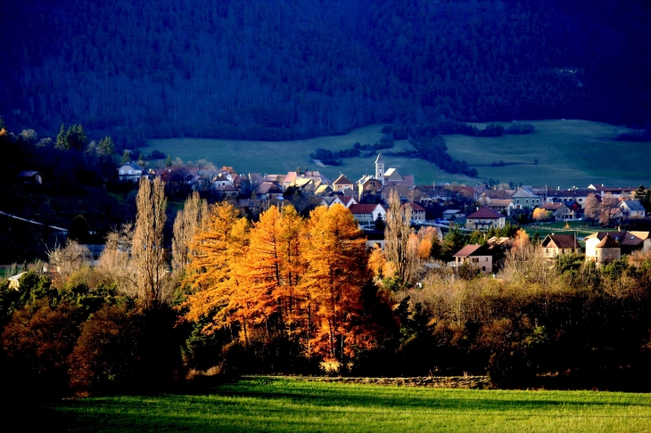 Derniers rayons sur le village - Lus-la-Croix-Haute