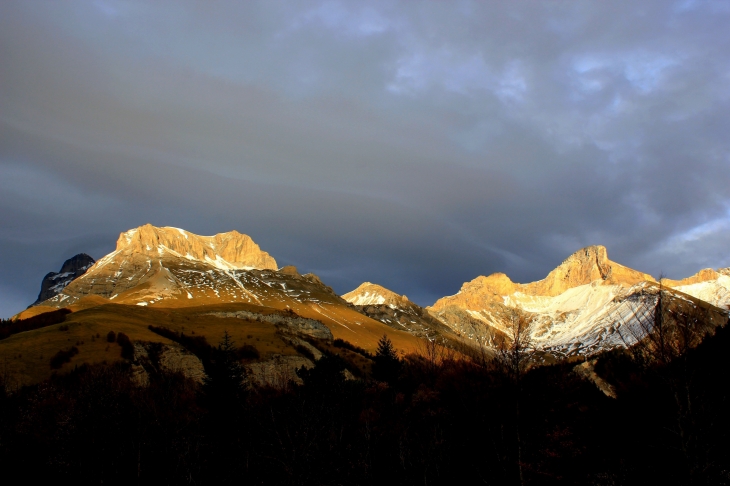 Ciel de cendre et etincelles dans le vallon de la Jarjatte  http://lus-passion.over-blog.com - Lus-la-Croix-Haute