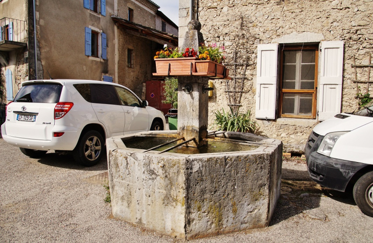 Luzerand Commune de Menglon ( fontaine )