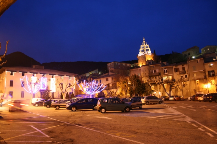 Place Joseph Buffaven et la Chapelle Notre Dame de Bon Secours - Nyons