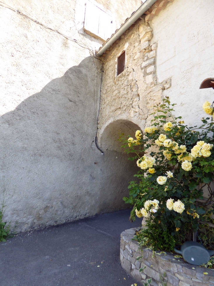 Entrée du village par un passage vouté - Pelonne