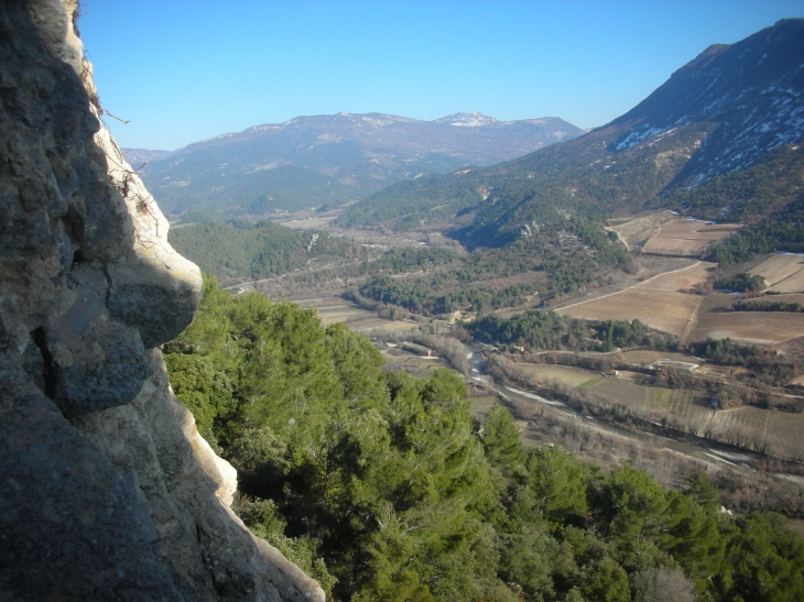 Vue de Pierrelongue par les grottes