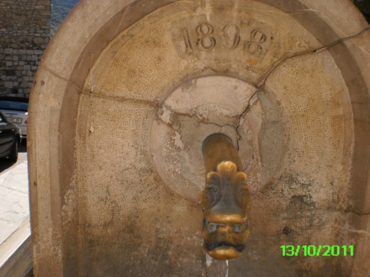 Fontaine - Pierrelongue