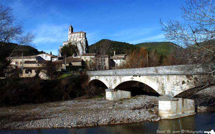 Eglise et pont  à Pierrelongue