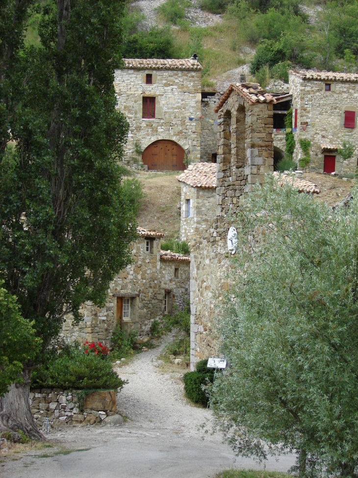 Une rue du village - Pommerol