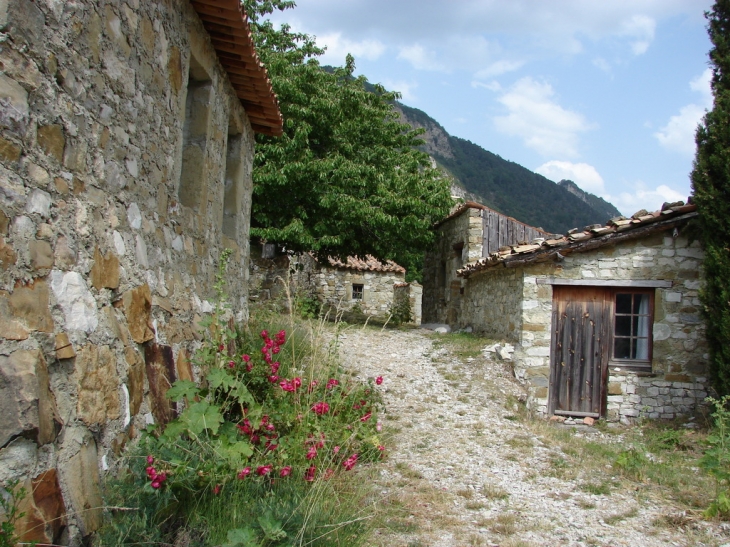 Une rue du village - Pommerol