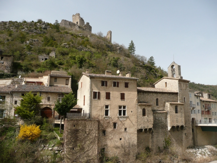 En haut de la photo les ruines du chateau et sur la droite le temple - Pontaix