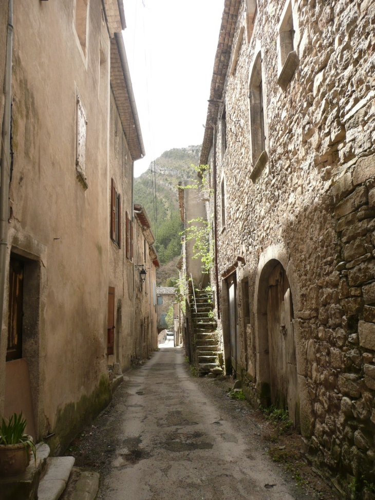 La rue du village - Pontaix