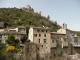 En haut de la photo les ruines du chateau et sur la droite le temple