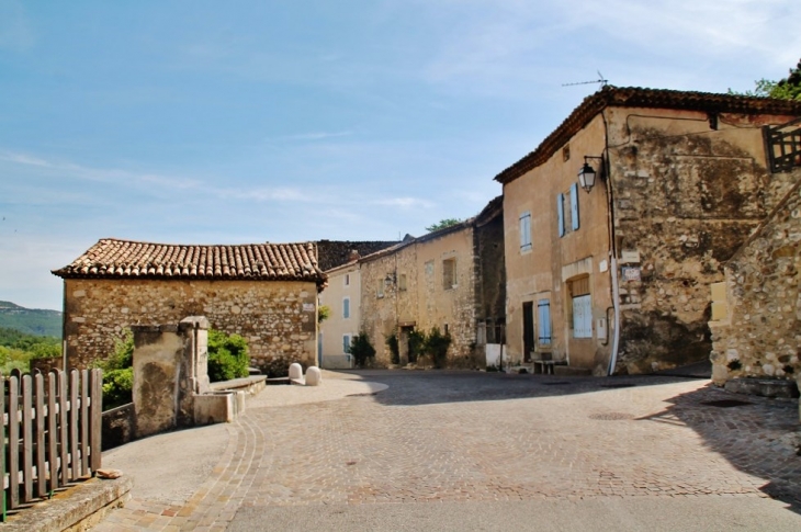 Le Village - Roussas