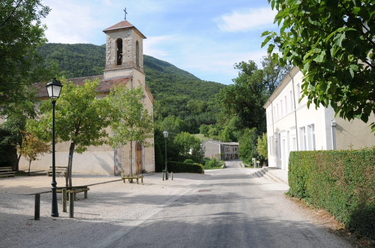 Entrée du Village avec l'église et le mairie - compare avec carte postale - Saint-Julien-en-Quint