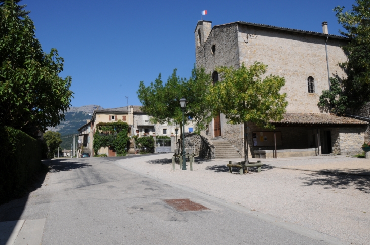 La Place - compare avec carte postale - Saint-Julien-en-Quint