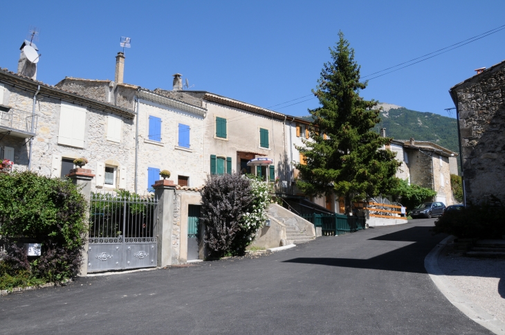 Le Centre - compare avec carte postale - Saint-Julien-en-Quint