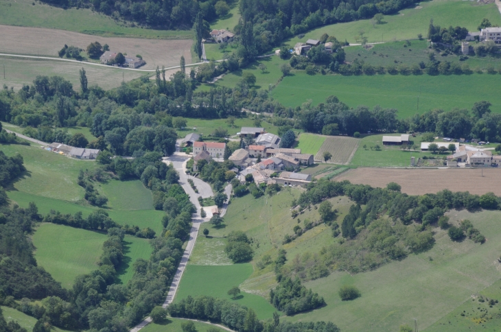 Le village vu du But Saint-Genix 1643m - Saint-Julien-en-Quint