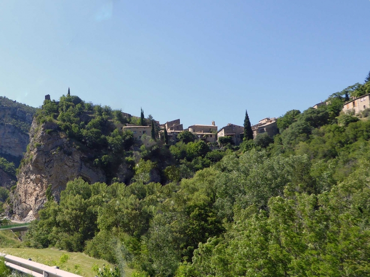 Le village perché sur son rocher - Saint-May