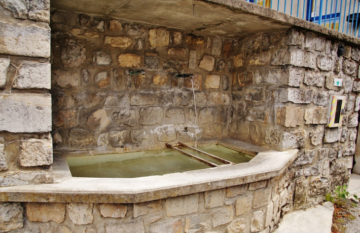 Fontaine - Saint-Nazaire-le-Désert