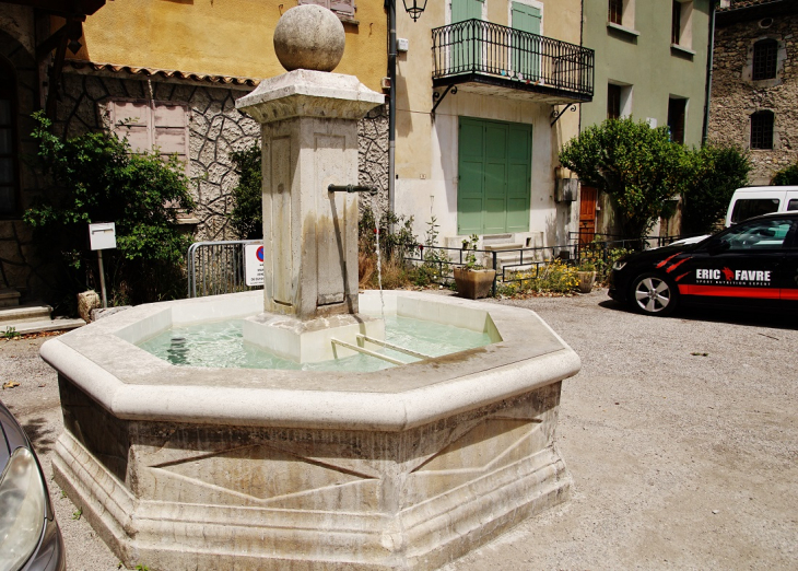 Fontaine - Saint-Nazaire-le-Désert