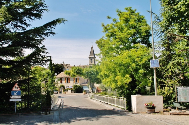 Le Village - Saint-Pantaléon-les-Vignes