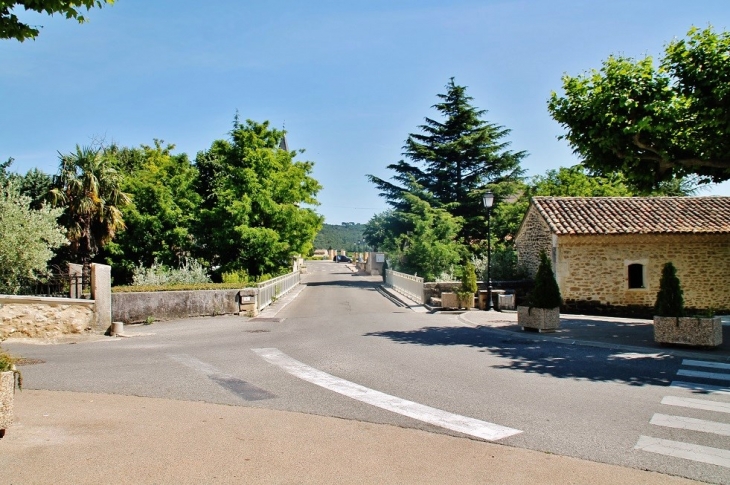 Le Village - Saint-Pantaléon-les-Vignes