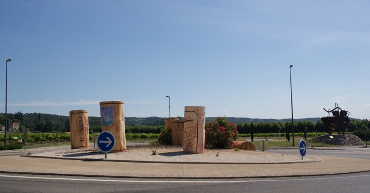 Rond-Point - Saint-Pantaléon-les-Vignes