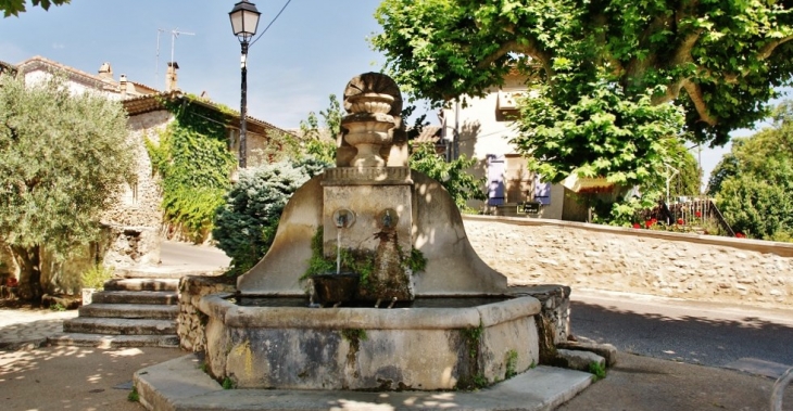 Fontaine - Saint-Pantaléon-les-Vignes