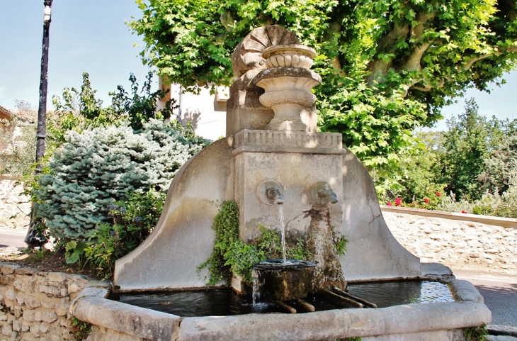 Fontaine - Saint-Pantaléon-les-Vignes