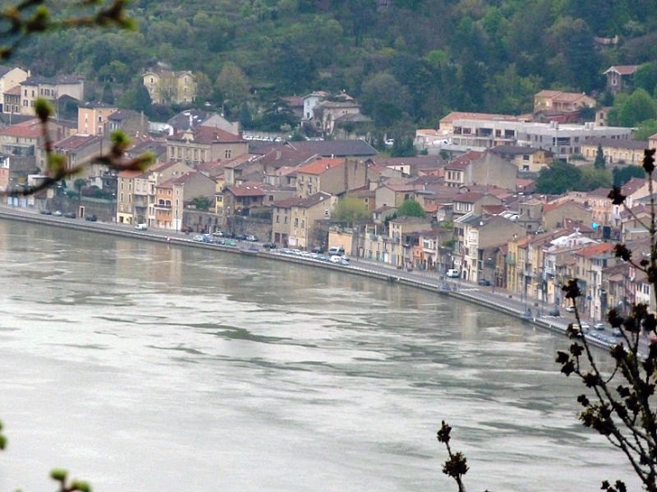 Vue sur la ville au bord du Rhône - Saint-Vallier