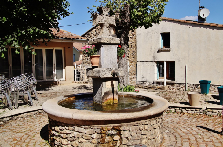 Fontaine - Saint-Vincent-la-Commanderie