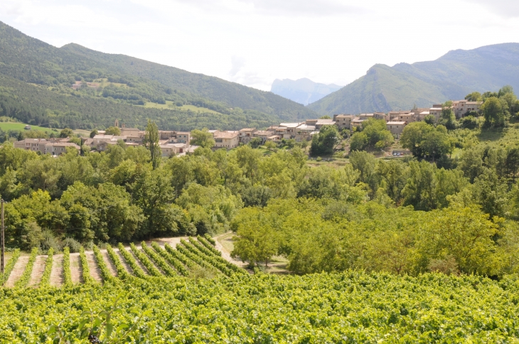 Vue sur le village pris de l'est  - Sainte-Croix