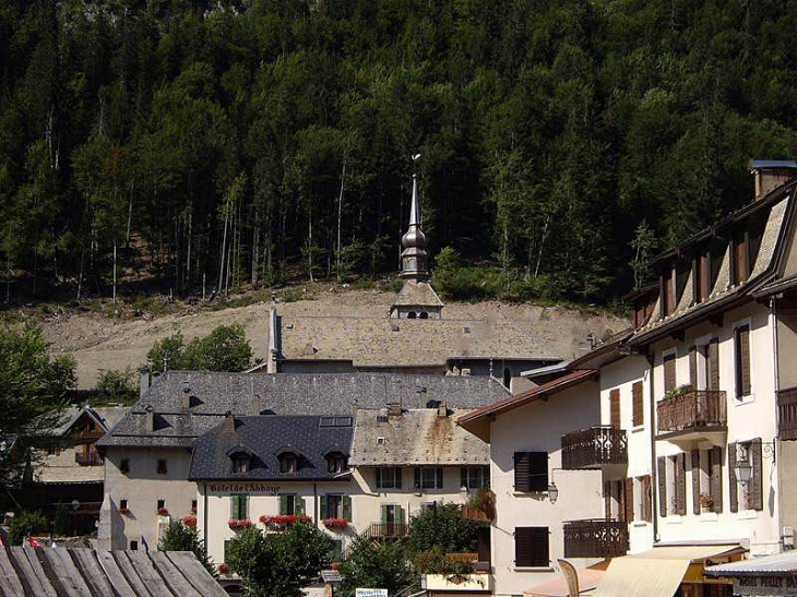 Le clocher de l'abbaye surplombant le village - Abondance