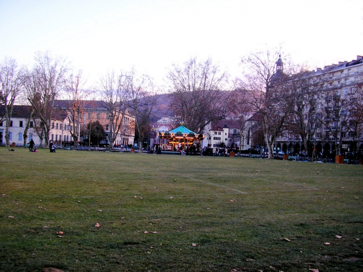 Manège sur le Pâquier et hôtel de ville d'Annecy