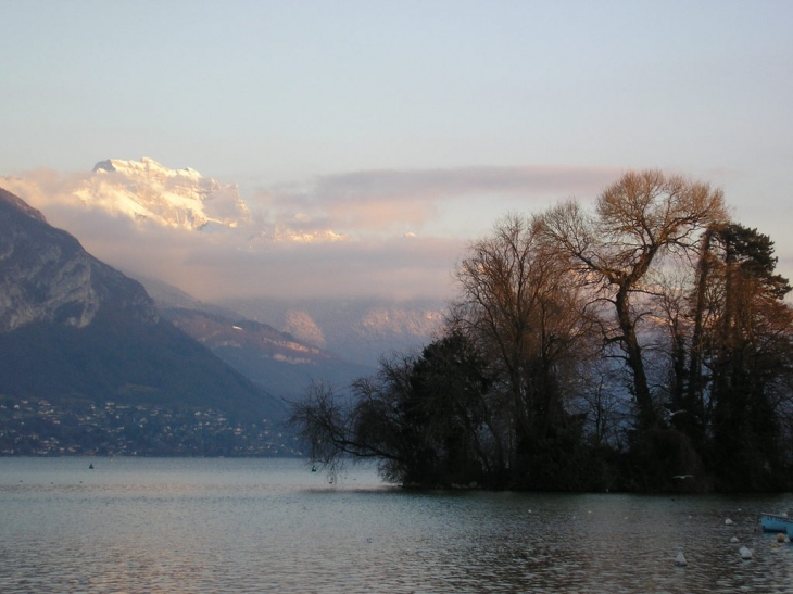 Île des cygnes et soleil couchant sur La Tournette - Annecy