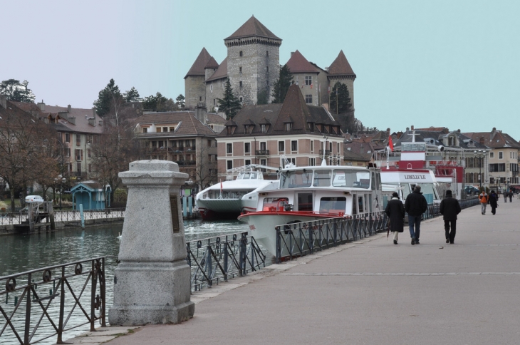 Chateau de la tour la reine vue du port - Annecy