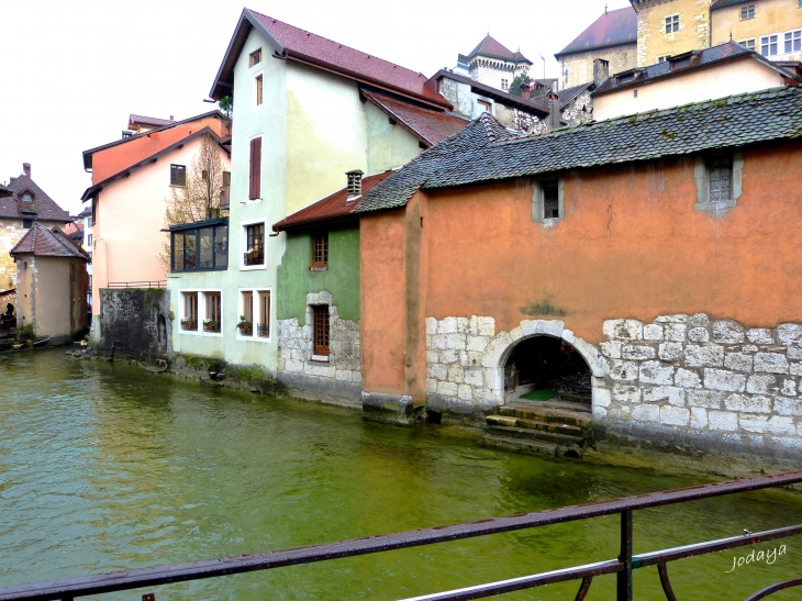 Annecy. La vieille ville. Le Thiou.*