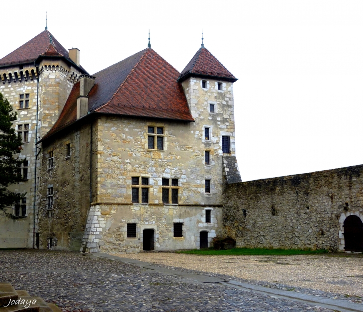 Annecy. Le Château : Logis et Tour Perrière.