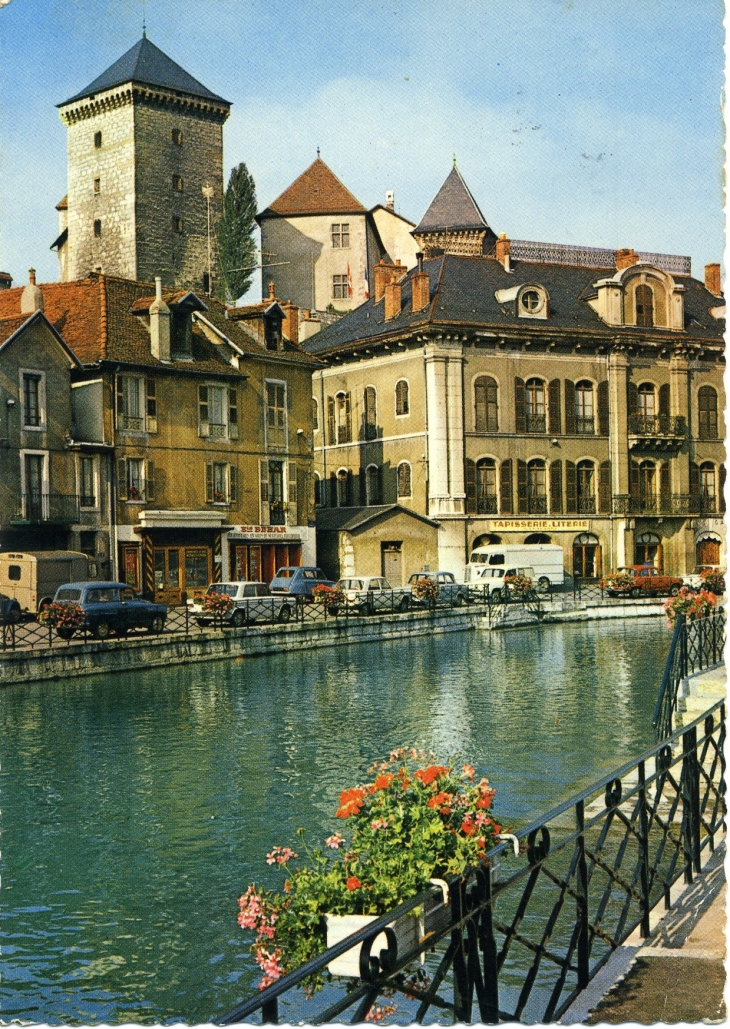 Les quais fleuris et le château des Ducs de Nemours (carte postale de 1960) - Annecy