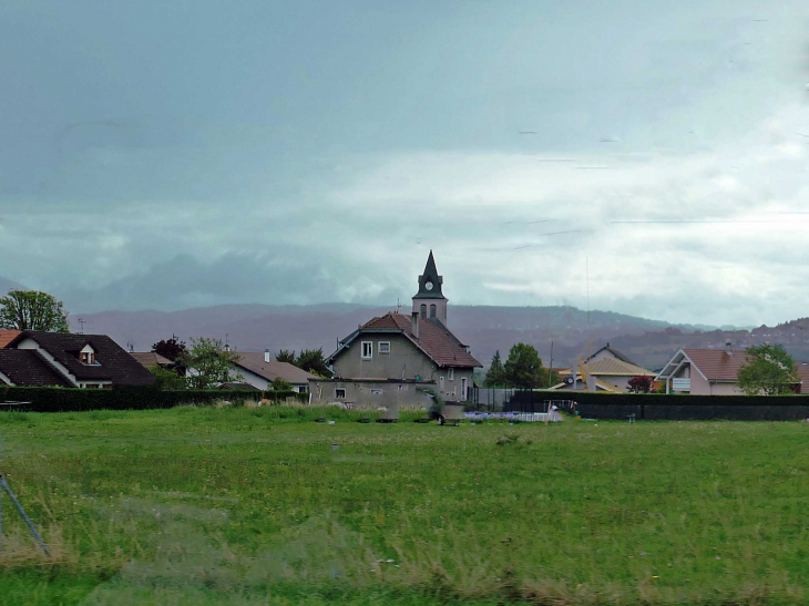 Le village vu de l'A40 - Arthaz-Pont-Notre-Dame