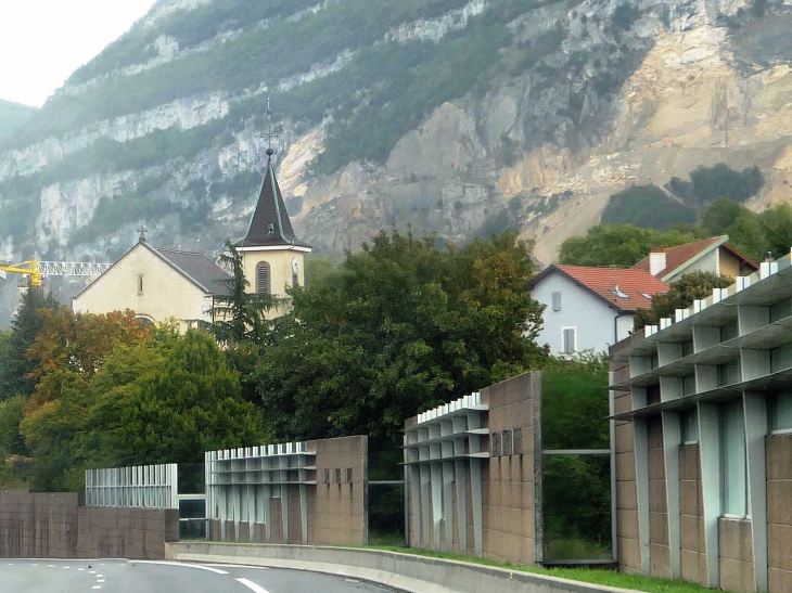 Le village entre la montagne et l'autoroute - Bossey