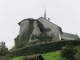 l'église derrière les maisons