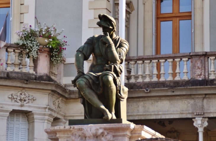 Statue de l'Hotel-de-Ville - Évian-les-Bains