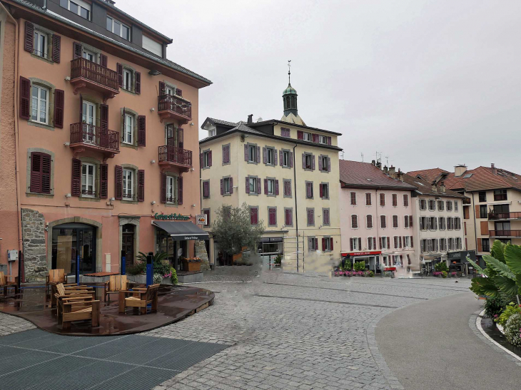 La place Charles de Gaulle - Évian-les-Bains